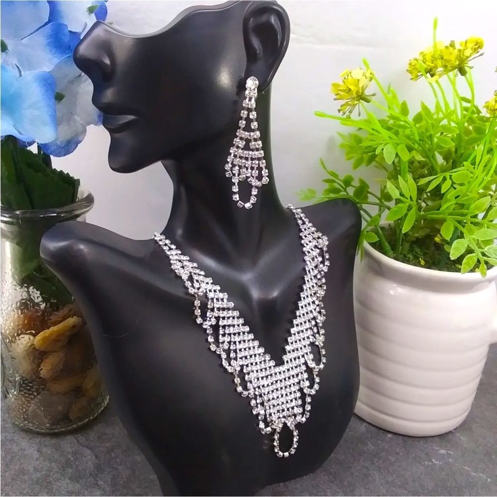 NEW. Silver Tone Clear Rhinestones Jewelry Set(Necklace 14-17” & Earrings. 2”)